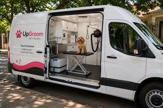 Interior de van pet móvel equipada com água, mesa de tosa e sistema de secagem