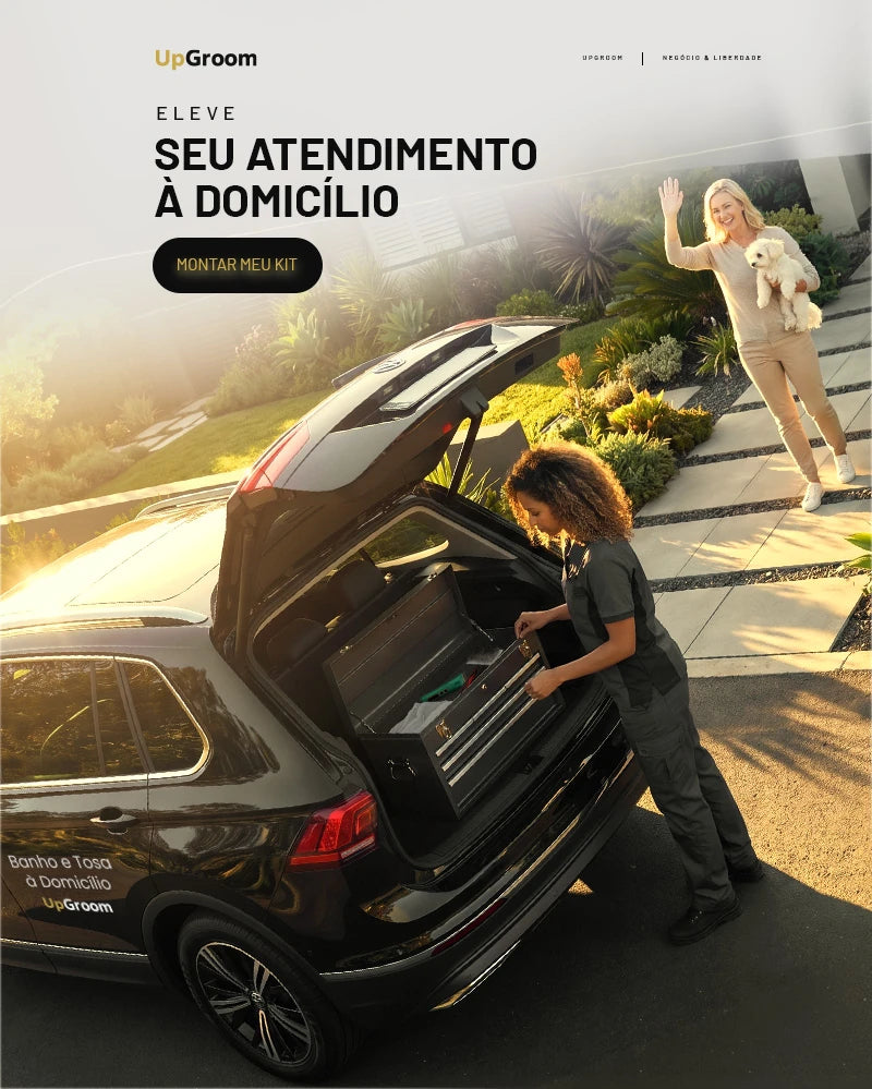 Groomer profissional realizando banho e tosa a domicílio com equipamentos UpGroom