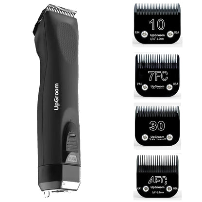 Kit Máquina de Tosa Ultra A5 UpGroom Preta com 4 lâminas de titânio exibidas ao lado da máquina