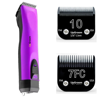 Kit Máquina de Tosa Ultra A5 UpGroom Roxa com 2 lâminas de titânio exibidas ao lado da máquina