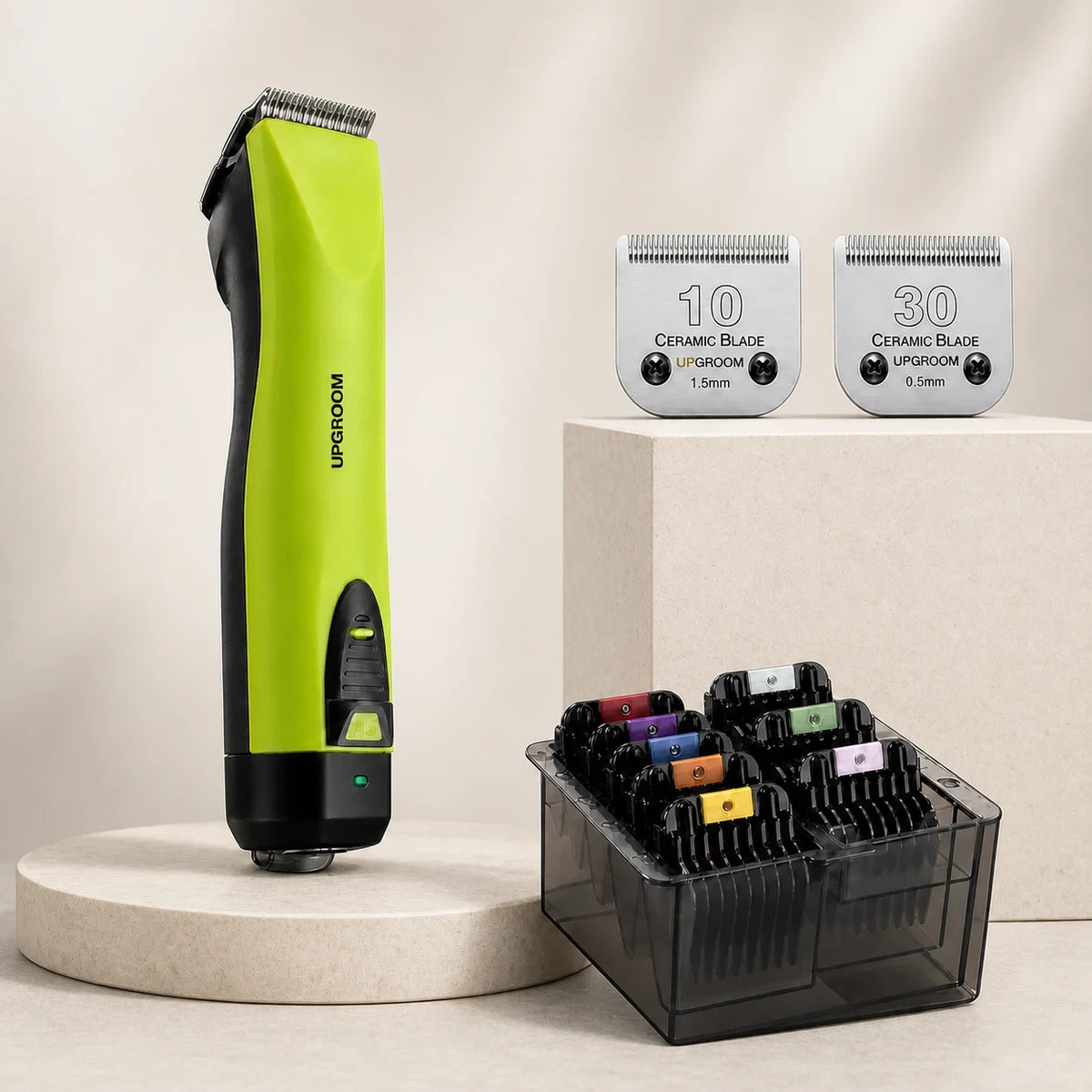 Máquina Ultra A5 UpGroom Verde ao lado das lâminas Nº10 e Nº30 e do estojo de 8 pentes adaptadores de mola