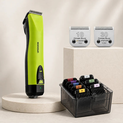 Máquina Ultra A5 UpGroom Verde ao lado das lâminas Nº10 e Nº30 e do estojo de 8 pentes adaptadores de mola